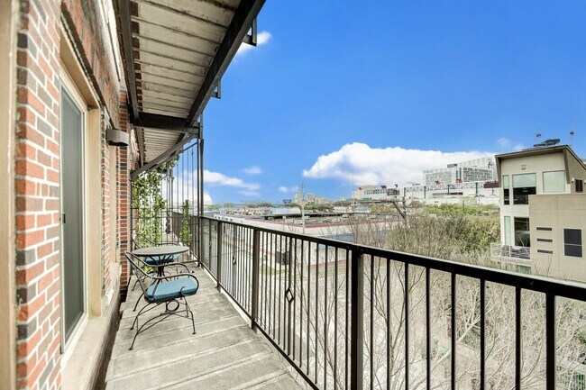 Building Photo - 2205 Mckinney St