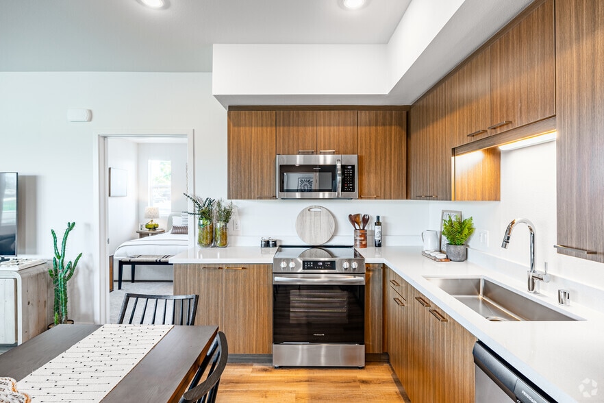 2BR, 2BA - 1,027SF - Kitchen - Dezi