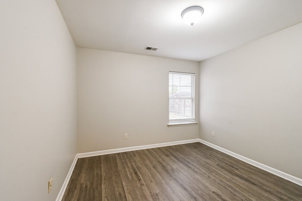 Building Photo - 5690 Bedford Loop W