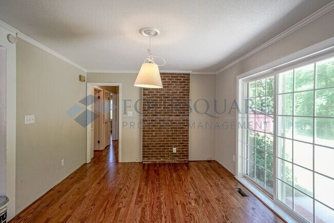 Building Photo - Charming 3-Bed / 1.5-Bath Ranch Home with large Yard & Off-Street Parking – Near White Oak Crossing
