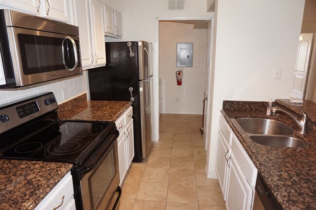 Building Photo - 400 Summit Ridge Pl