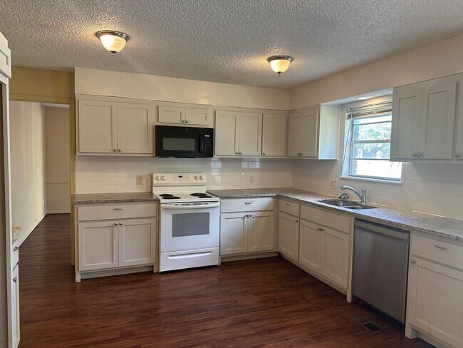 Building Photo - This duplex offers 3 spacious bedrooms, 2....