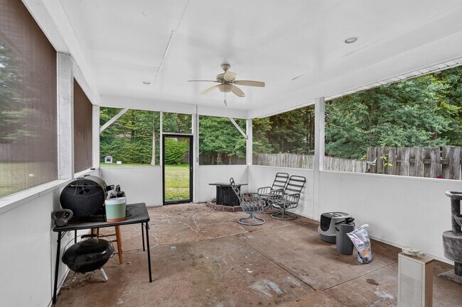 Building Photo - 4725 Springbrook Dr