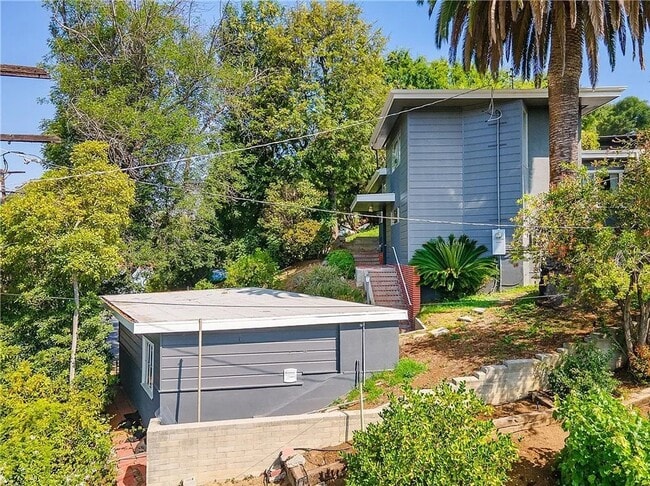 Building Photo - Gorgeous 3 bd 2 ba + Den Single Family hom...