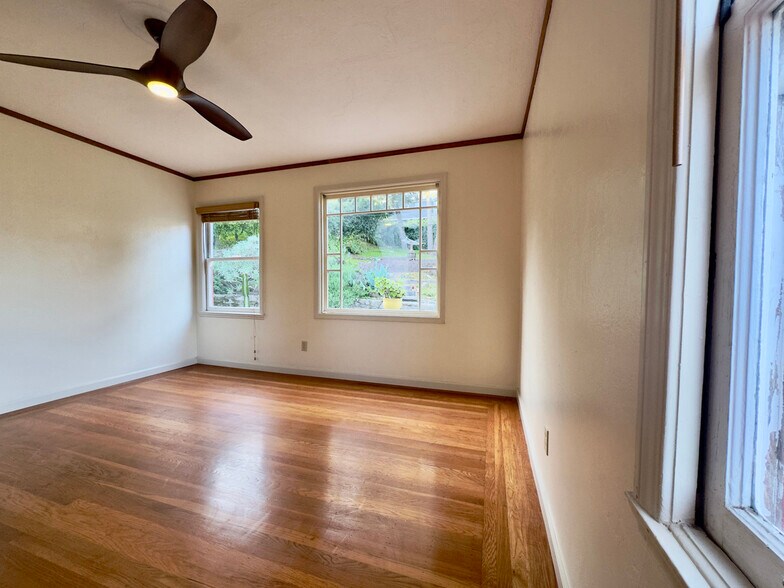 Building Photo - 645 Jean St