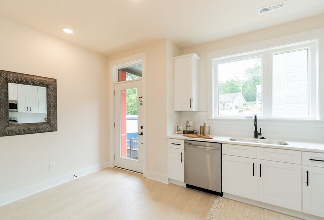 Building Photo - 2 Bedroom Townhome North Shore