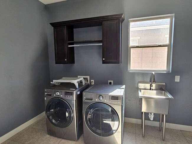 Building Photo - Spacious 4584 sq ft Home in Adora Trails!