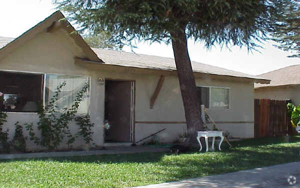 Primary Photo - 1160-1172 E Nocta St