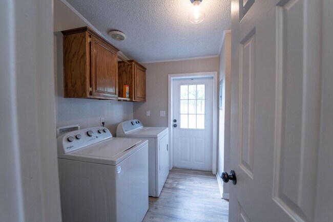 Building Photo - 2988 Lisa Dr