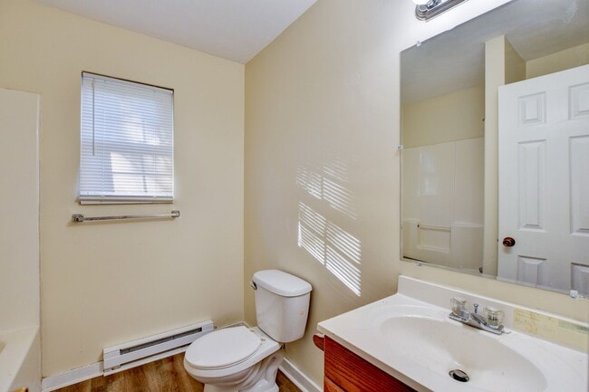 Building Photo - 3 Bedroom 1 Bathroom