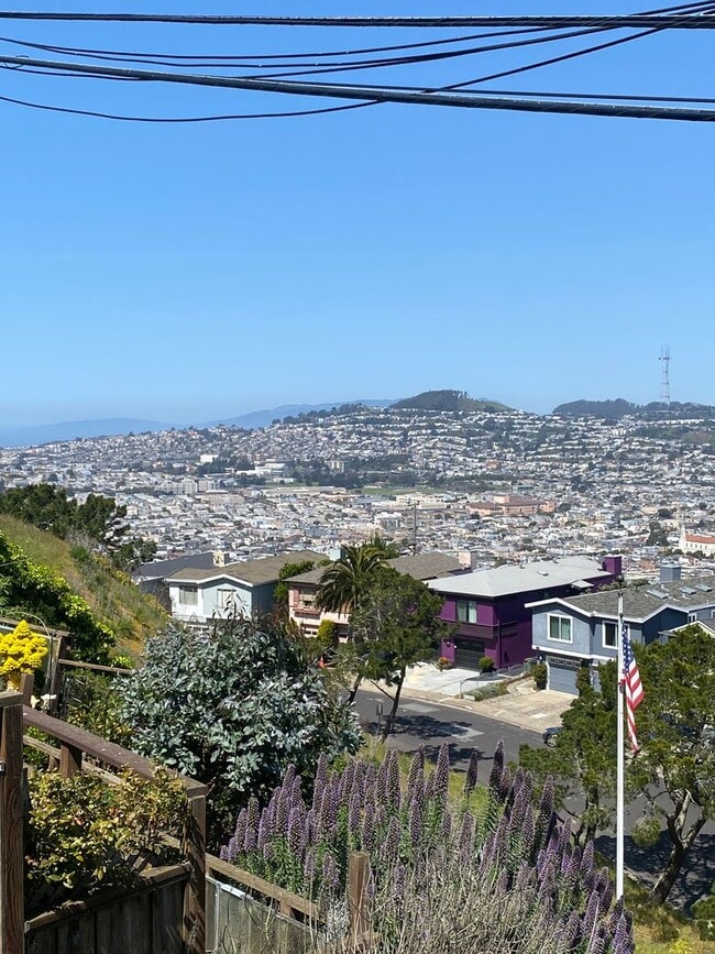 Building Photo - VIEWS! Daly City Home 4Bed 3 Ba Near SF Bo...