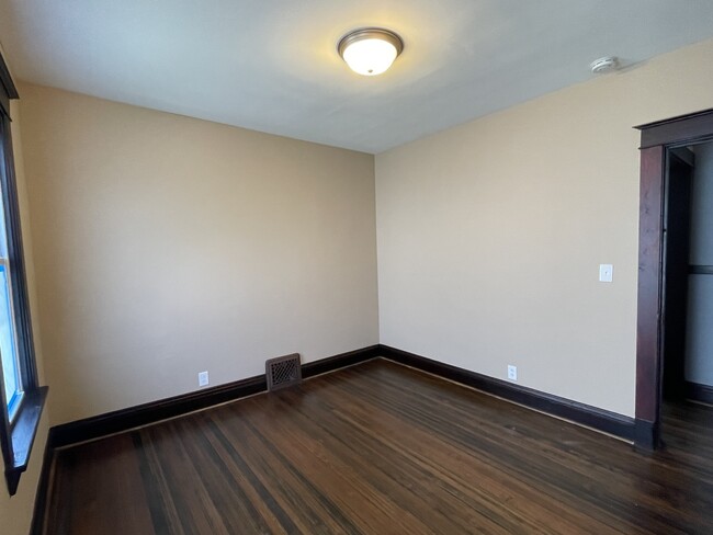 Building Photo - 710 N Poplar St