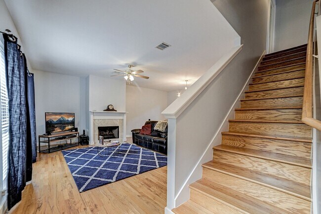 Building Photo - 5838 Larkin St