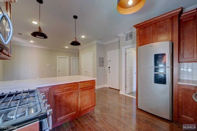 Building Photo - 2 br, 1 bath  - 763 Montgomery St