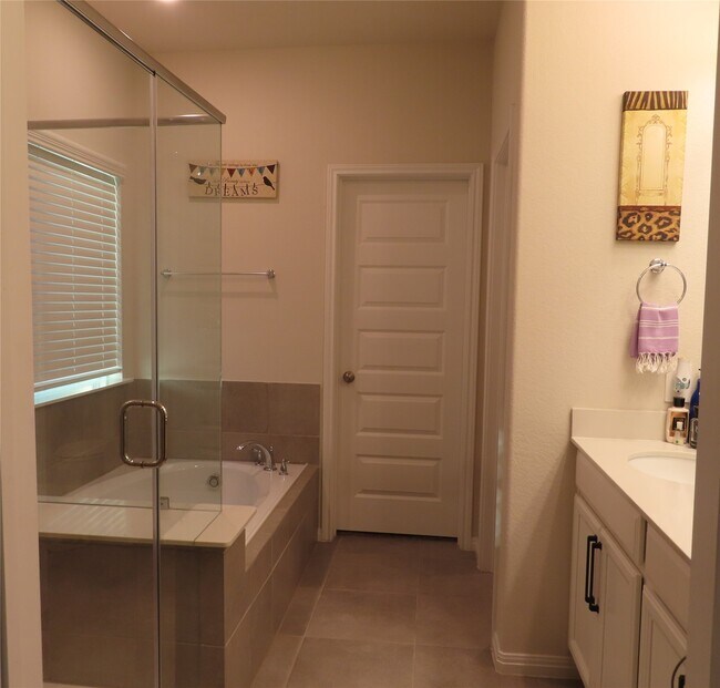 Building Photo - 10818 Sugar Pne Ln