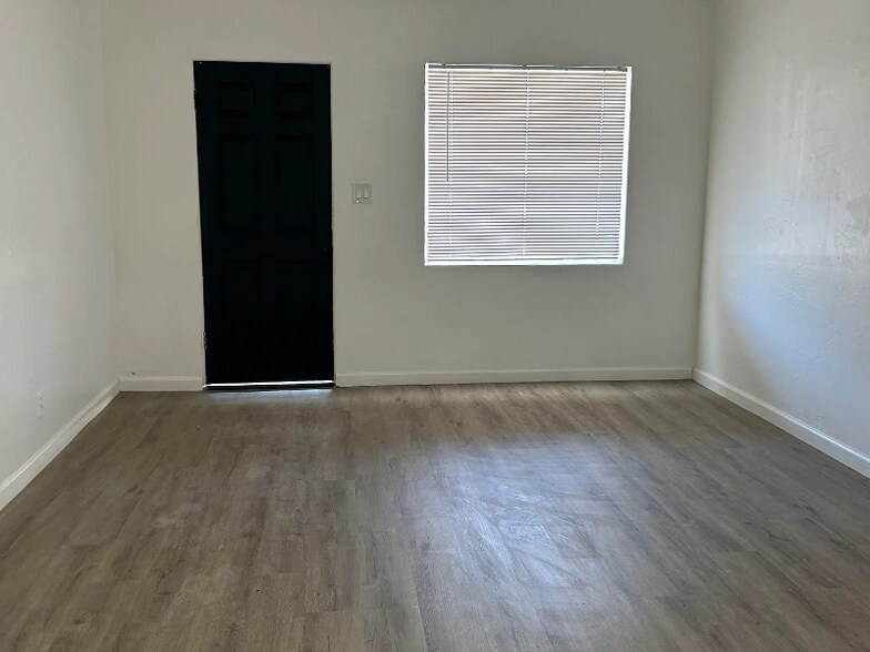 Building Photo - 646 N Desert Ave