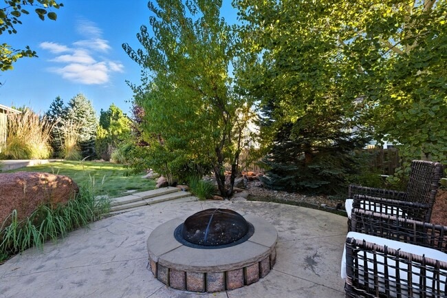 Building Photo - Beacon Point 5 Bedroom Ranch, 3-Car Garage...