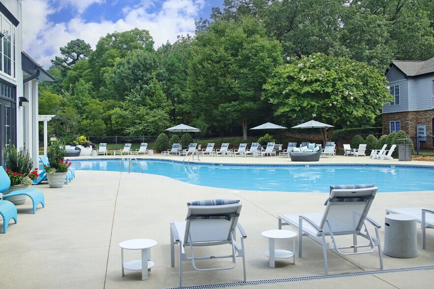 Building Photo - 2200 Piney Plains Rd