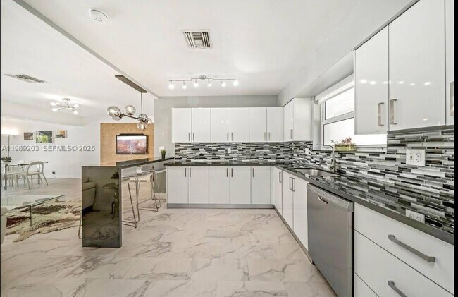 Building Photo - 909 N 13th Ct