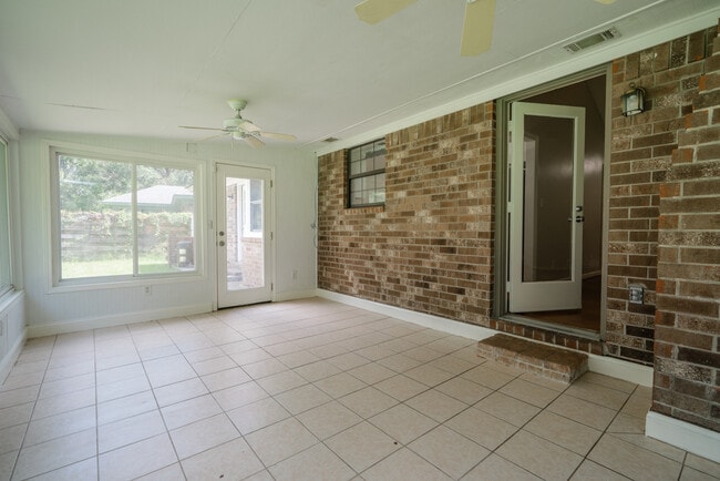 Building Photo - 122 Longleaf Cir