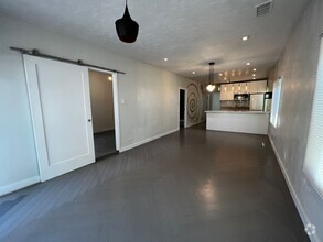 Building Photo - Gorgeous 3 bedroom 2 bedroom cottage near ...