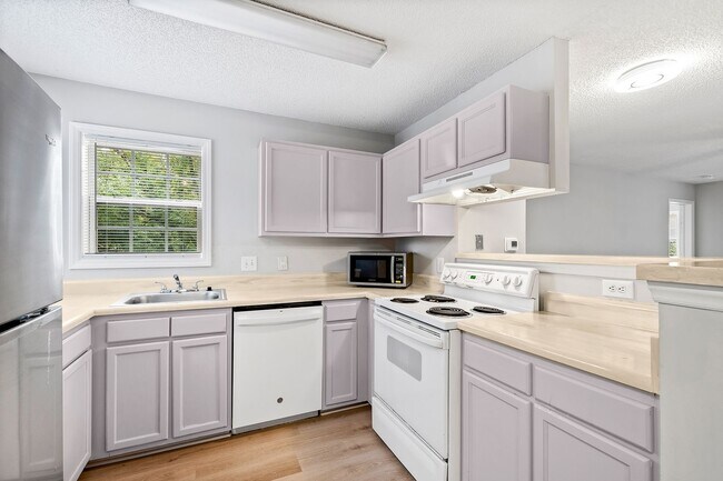 Building Photo - University Woods Retreat: 4 BR/4 Bath minutes to NCSU!