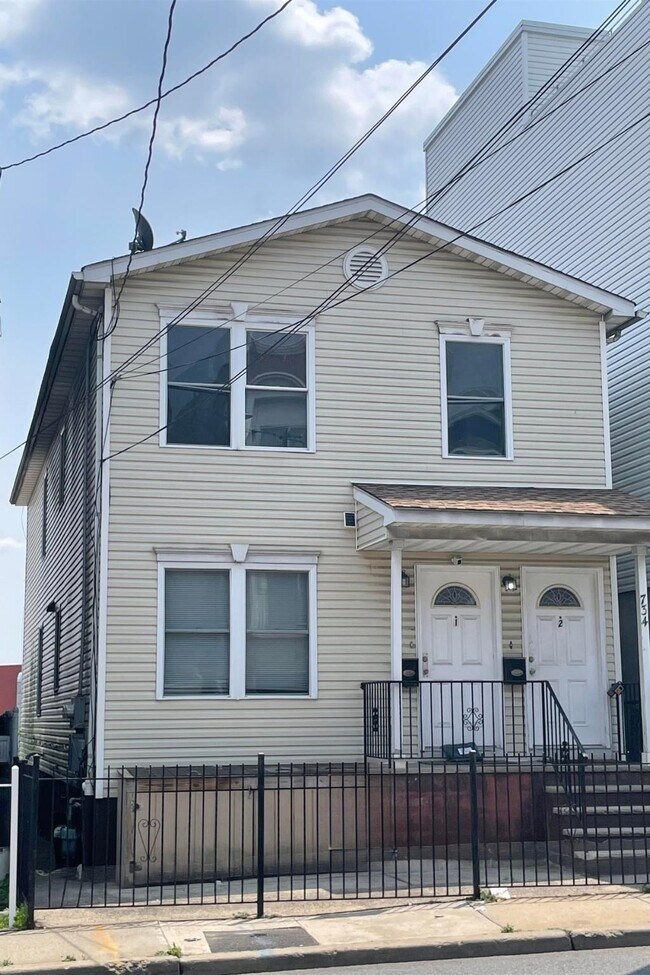 Building Photo - 734 Garfield Ave