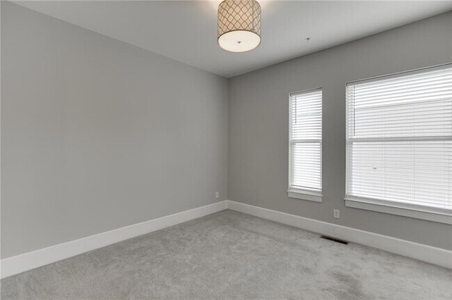 Building Photo - 456 Parkway Dr NE