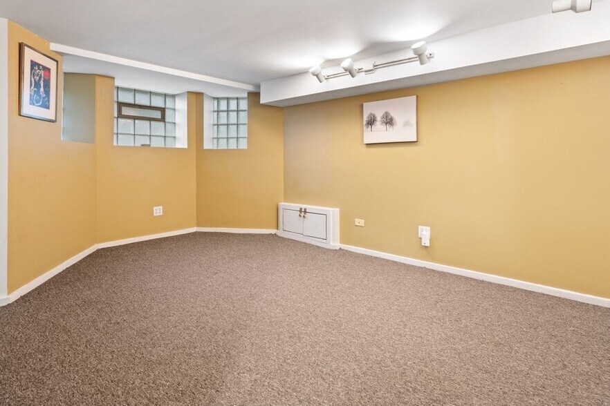 Building Photo - 1529 W Nelson St