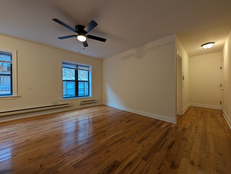 Building Photo - 813 W Cornelia Ave