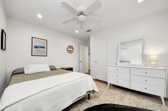 Building Photo - 411 Venice St