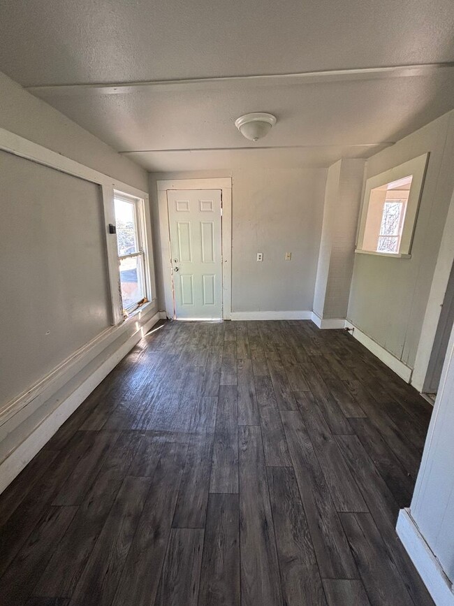 Building Photo - 820 College St