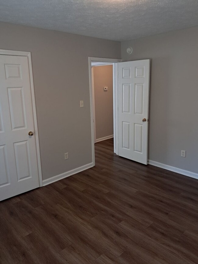 Building Photo - 2 Bedroom and 1 Bathroom Duplex