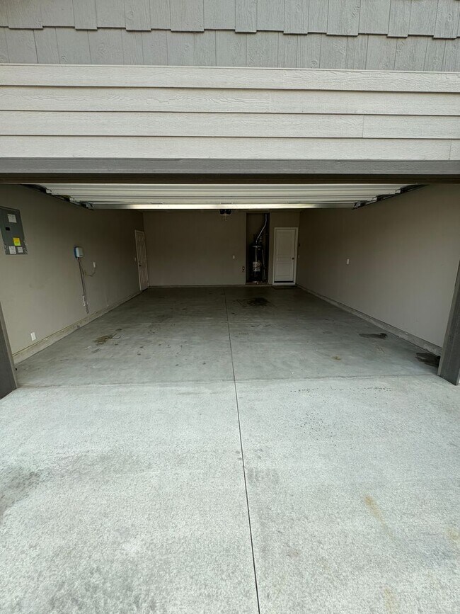 Building Photo - Charming 3-bedroom, 2-bathroom home locate...