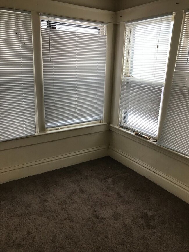 Building Photo - 2932 15th Ave S