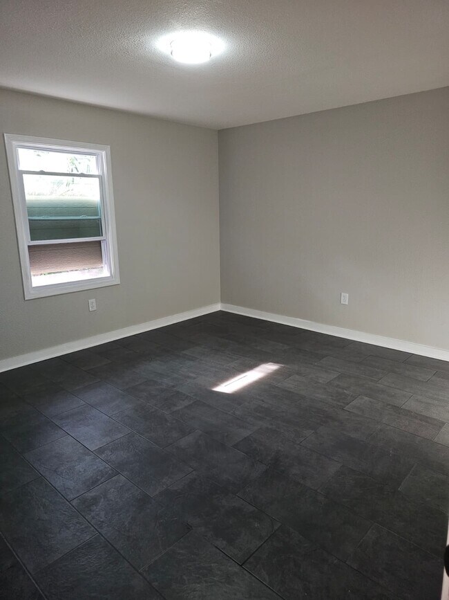 Building Photo - 2724 Henley Dr