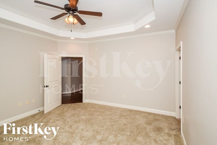 Building Photo - 221 Willow View Cir
