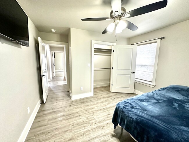 Building Photo - Like new property