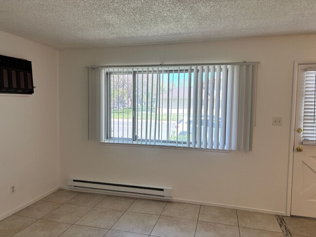 Building Photo - ONLY $1,500 PER MONTH FOR THIS SUPER CUTE , SPACIOUS 2 BEDROOM / 1 BATHROOM CONDO CENTRALLY LOCAT...