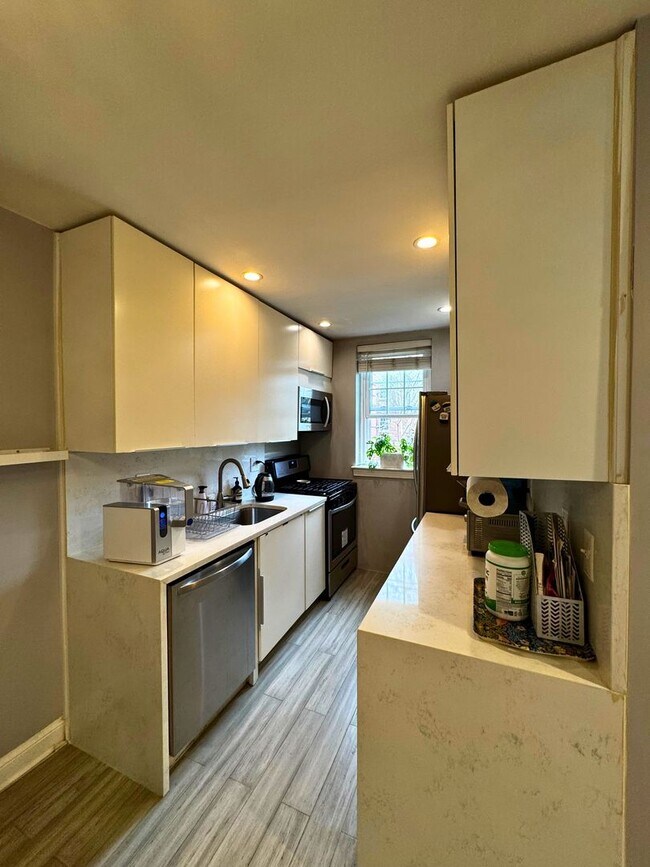 Building Photo - Modernized Fully Furnished 1BR, 1BA Condo at Arbors of Arlington