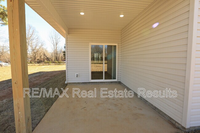 Building Photo - 655 N Genevieve Ave