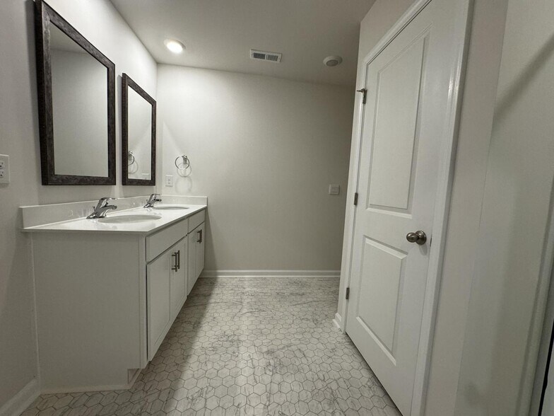 Building Photo - 745 Embark Cir