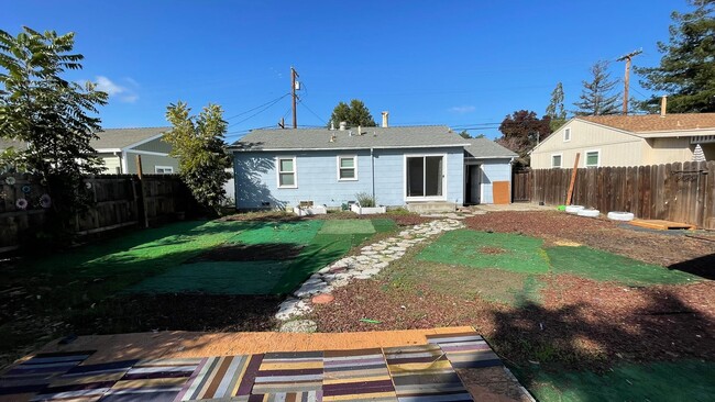 Building Photo - Charming 2 bedroom 1 bathroom home in Concord