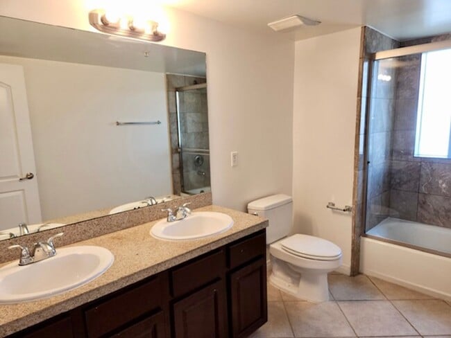 Building Photo - Spacious 3 bedroom condo in Van Nuys