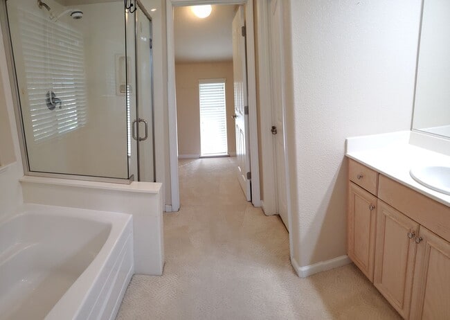 Building Photo - Wonderful 5bd / 3.5ba with 2 master suites