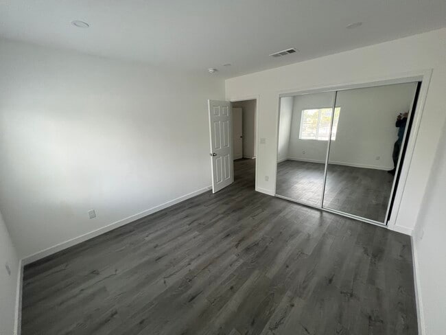 Building Photo - 8941 Balboa Blvd