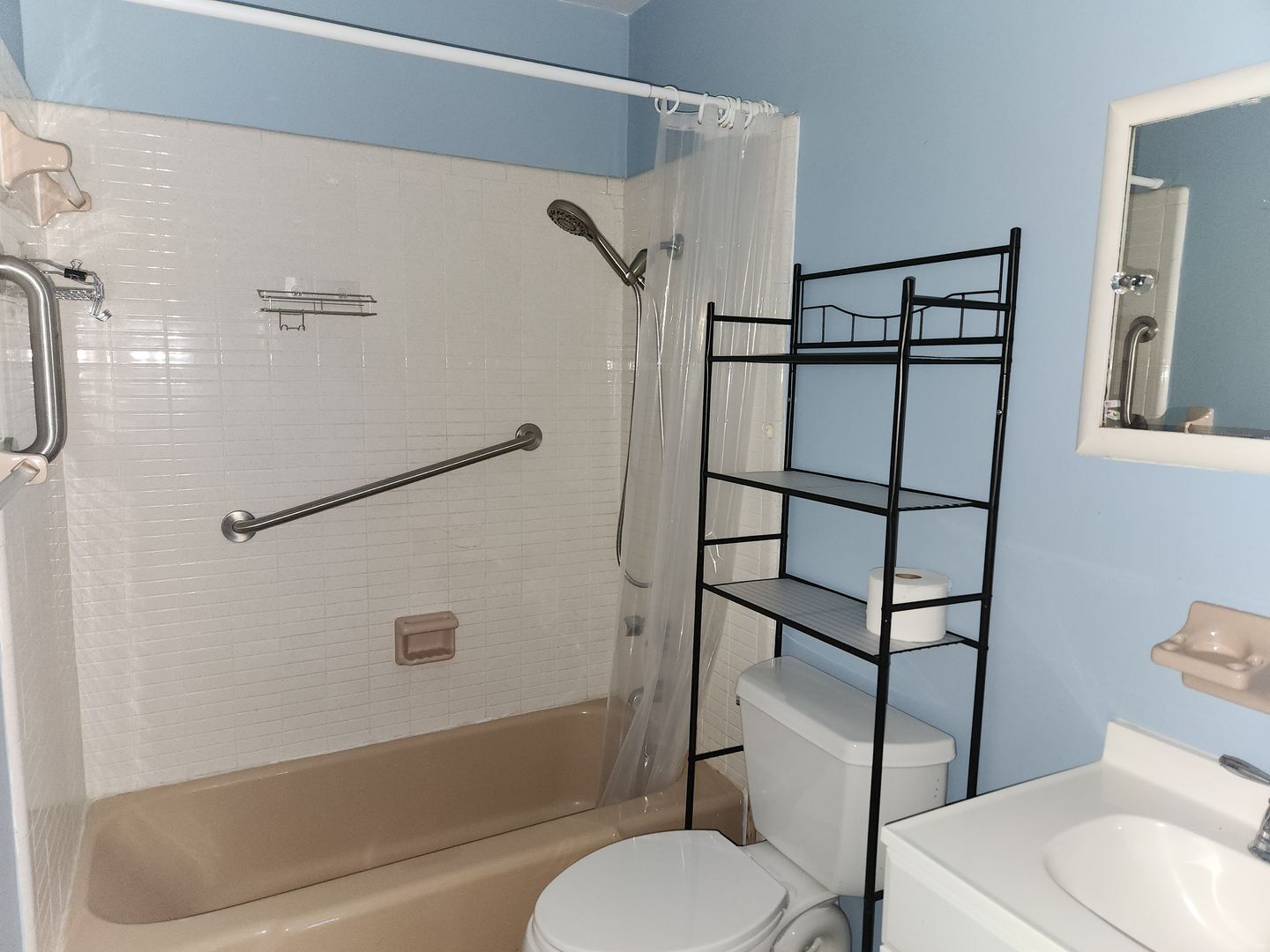 Building Photo - Cozy Condo in a 55+ Community