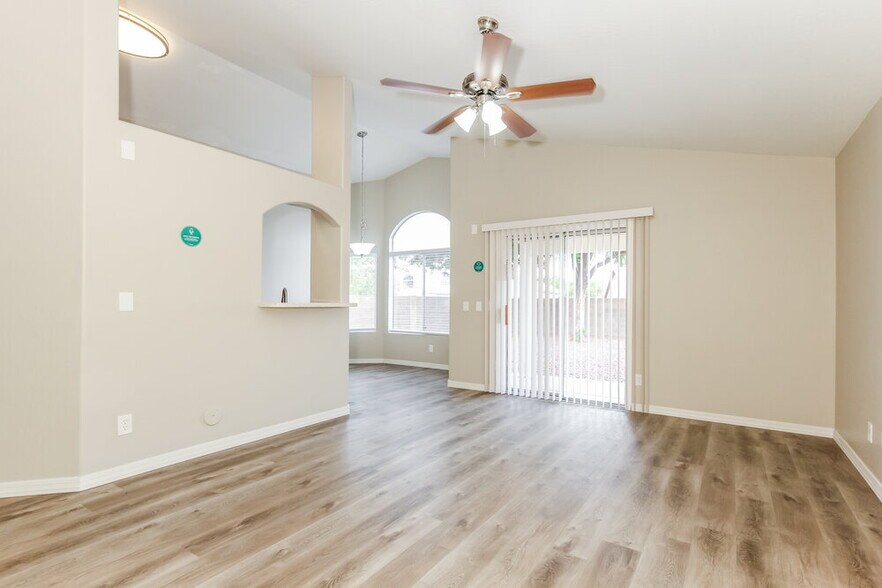 Building Photo - 8413 W Bluefield Ave