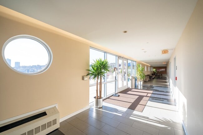 Building Photo - 915 Hudson Park