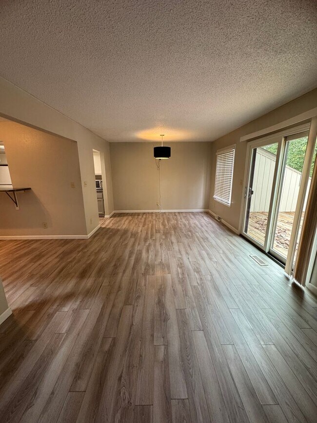 Building Photo - 4 bed 3.5 bath duplex